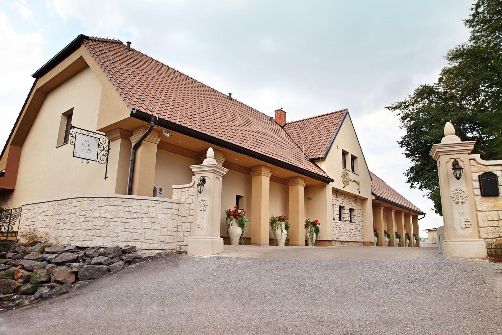 Hotel Zlaty Klucik - Golden Key With Luxury Spa Nitra Ngoại thất bức ảnh